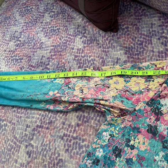 Women's Floral V neck Long Sleeve Tee - Picture 7 of 7